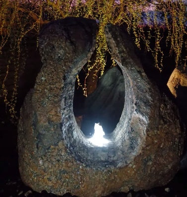 Fontanna ogrodowa UFO z kamienia naturalnego