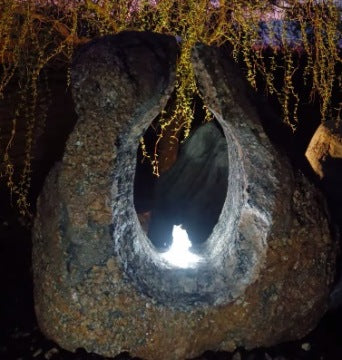 Fontanna ogrodowa UFO z kamienia naturalnego